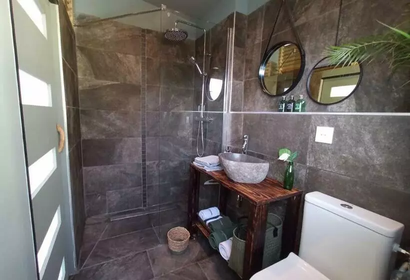 تختخواب و صبحانه A La Kaz Ti Zozeff