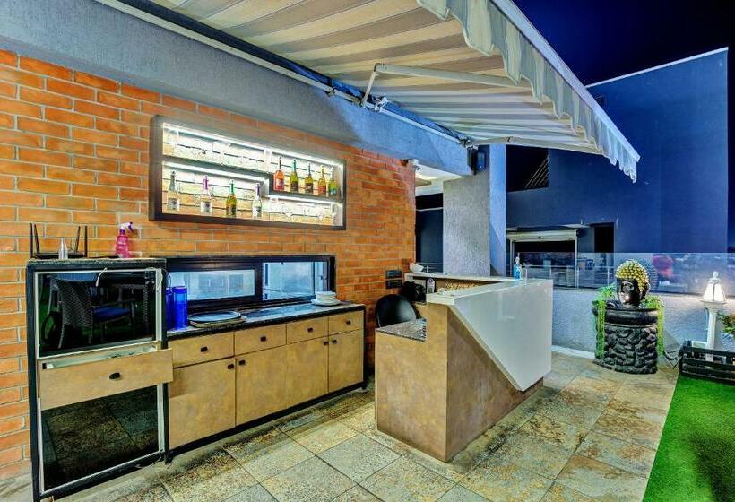 호텔 Oyo Townhouse 812  The Grand White