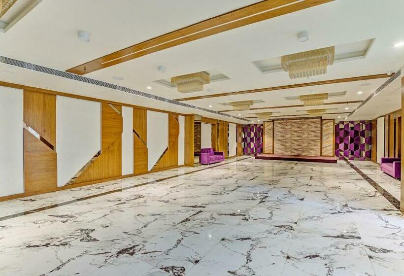 호텔 Oyo Townhouse 812  The Grand White