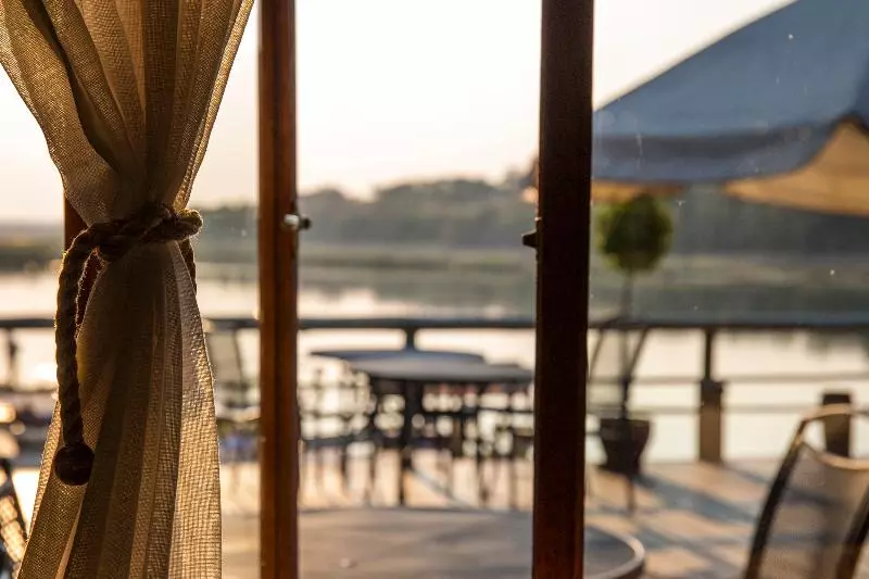 هتل Hakusembe River Lodge