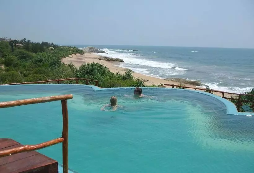 فندق Kirinda Beach Resort