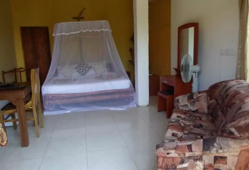 فندق Kirinda Beach Resort