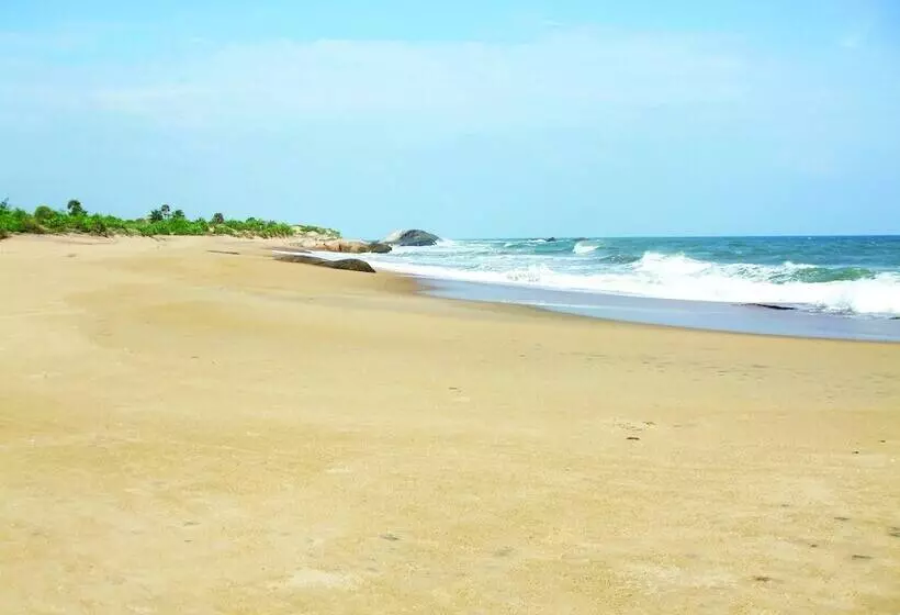 فندق Kirinda Beach Resort