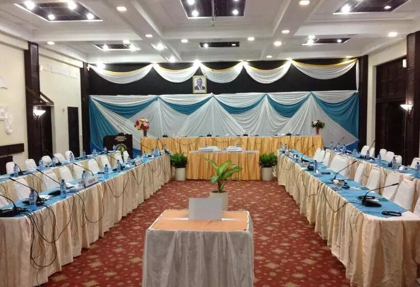 호텔 Mombasa Continental Resort