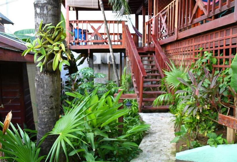 هتل West Bay Lodge