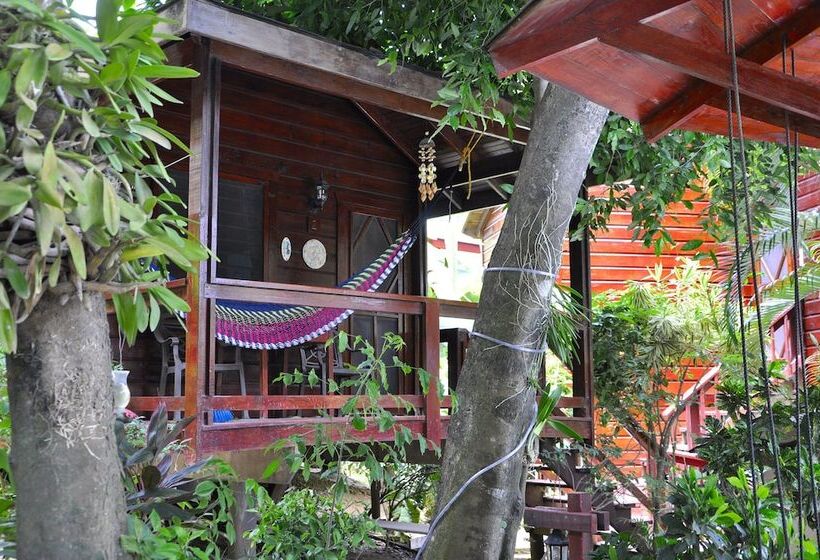 هتل West Bay Lodge