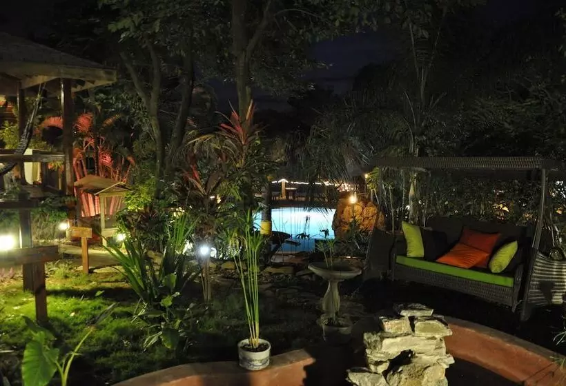 هتل West Bay Lodge