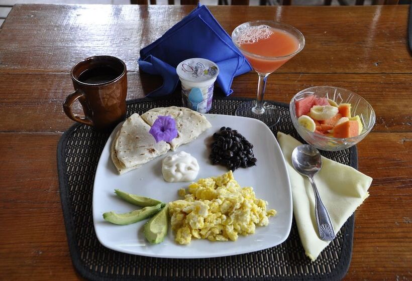 هتل West Bay Lodge