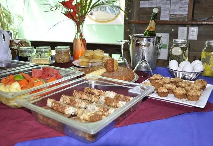 هتل West Bay Lodge