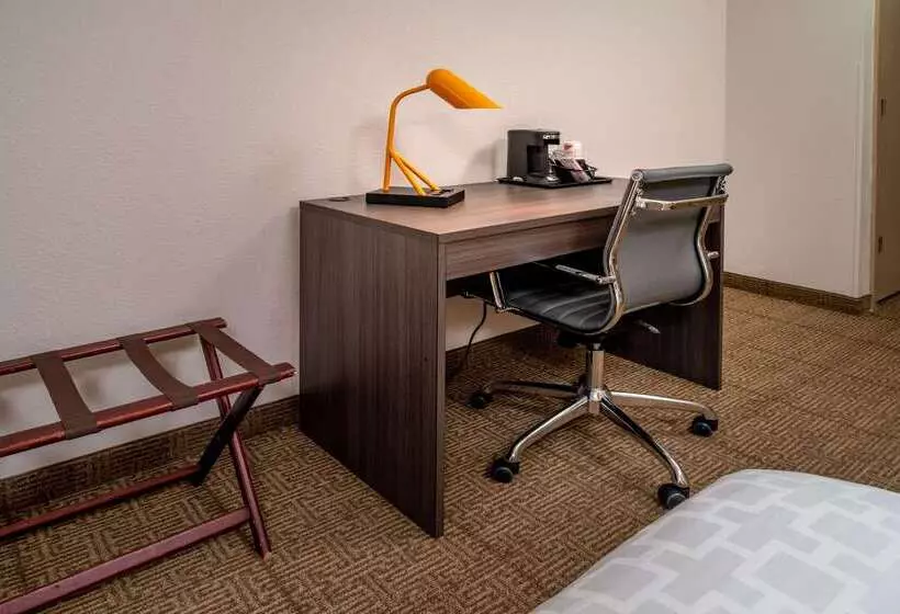 هتل Clarion Pointe Beckley