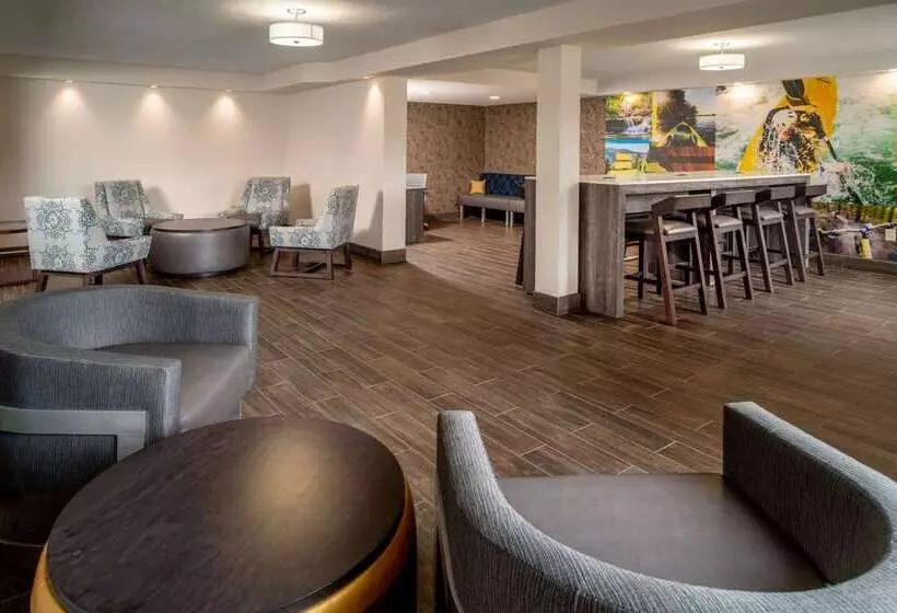 هتل Clarion Pointe Beckley