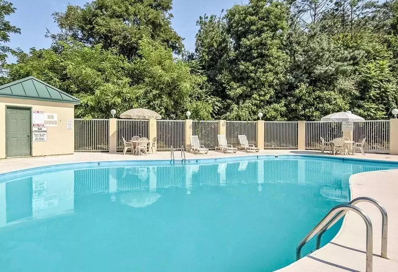 هتل Clarion Pointe Beckley