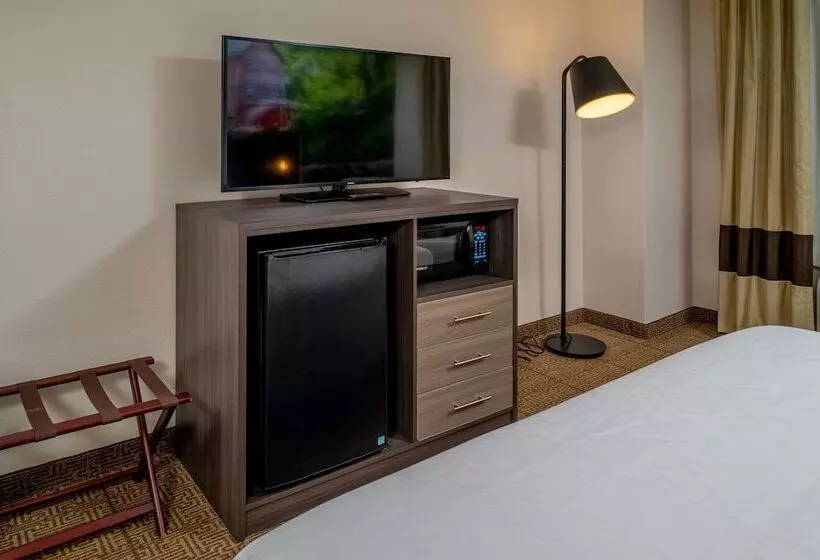 هتل Clarion Pointe Beckley