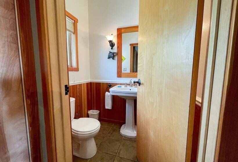 هتل Whispering Pines