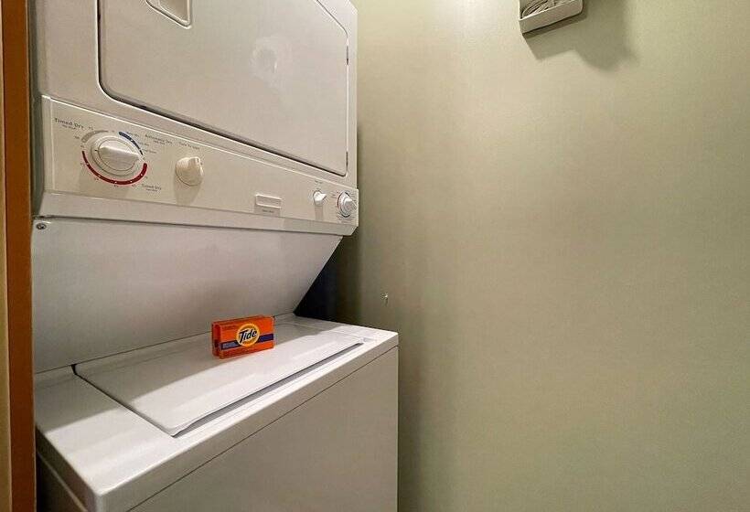 هتل Whispering Pines