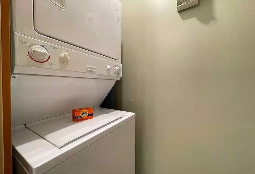 בית מלון כפרי Whispering Pines