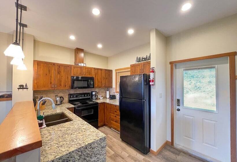 هتل Whispering Pines