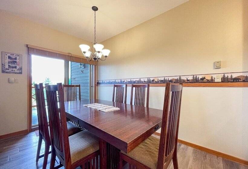 هتل Whispering Pines