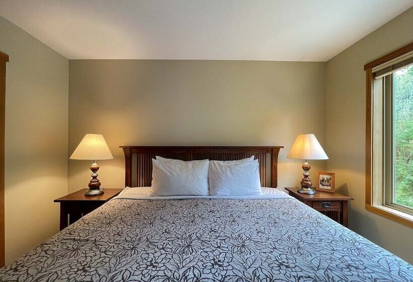 هتل Whispering Pines