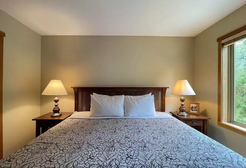 בית מלון כפרי Whispering Pines