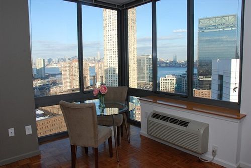 فندق Churchill At 50 Columbus