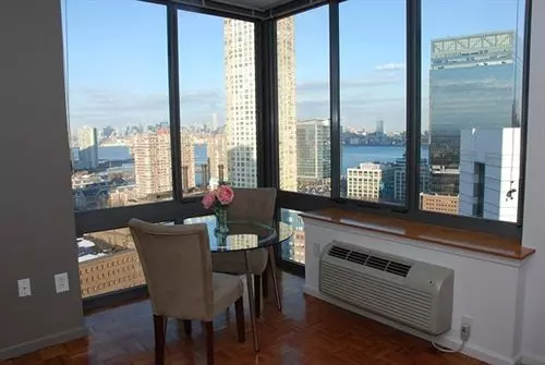 هتل Churchill At 50 Columbus