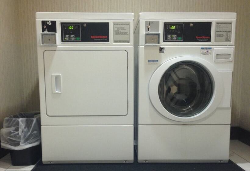 호텔 Holiday Inn Express & Suites Greenfield, An Ihg