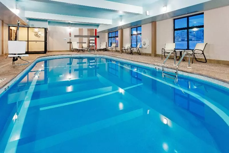 Отель Holiday Inn Express & Suites Northeast, An Ihg