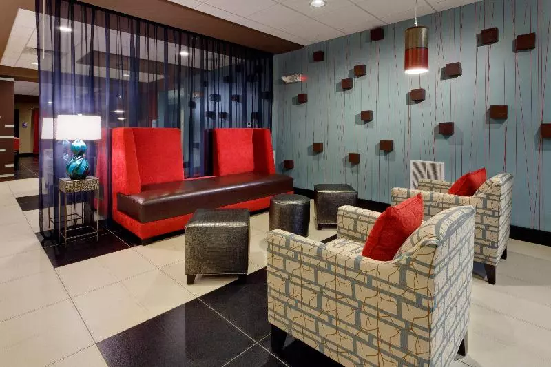 Отель Holiday Inn Express & Suites Northeast, An Ihg