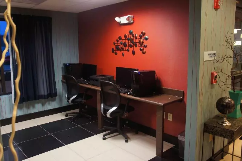 Отель Holiday Inn Express & Suites Northeast, An Ihg