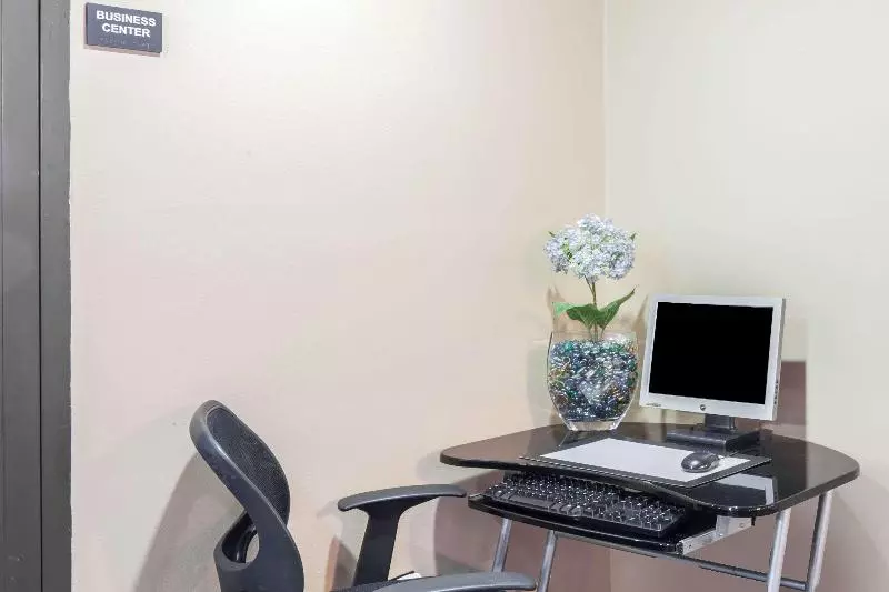 모텔 Super 8 By Wyndham Kingston