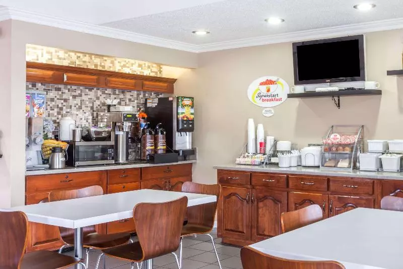 모텔 Super 8 By Wyndham Kingston