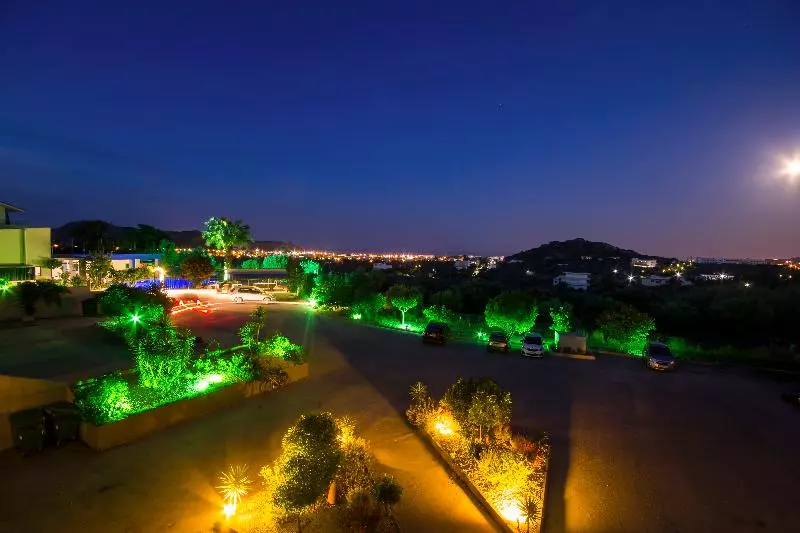 Hillside Studios & Apartments