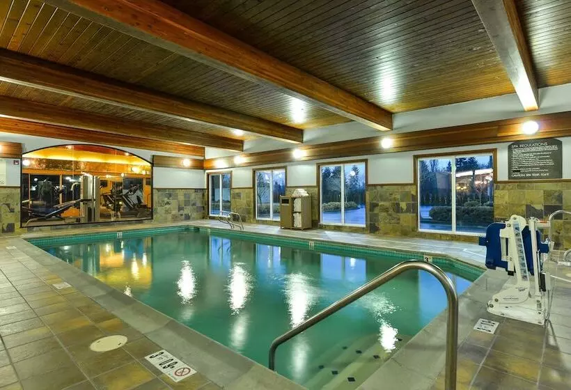 Отель Holiday Inn Express Vancouver North, An Ihg