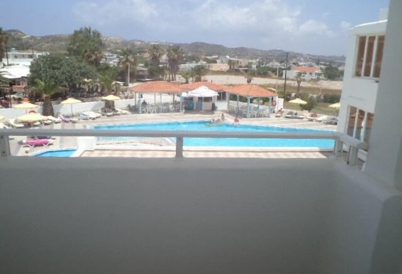 ホテル Kamari Bay