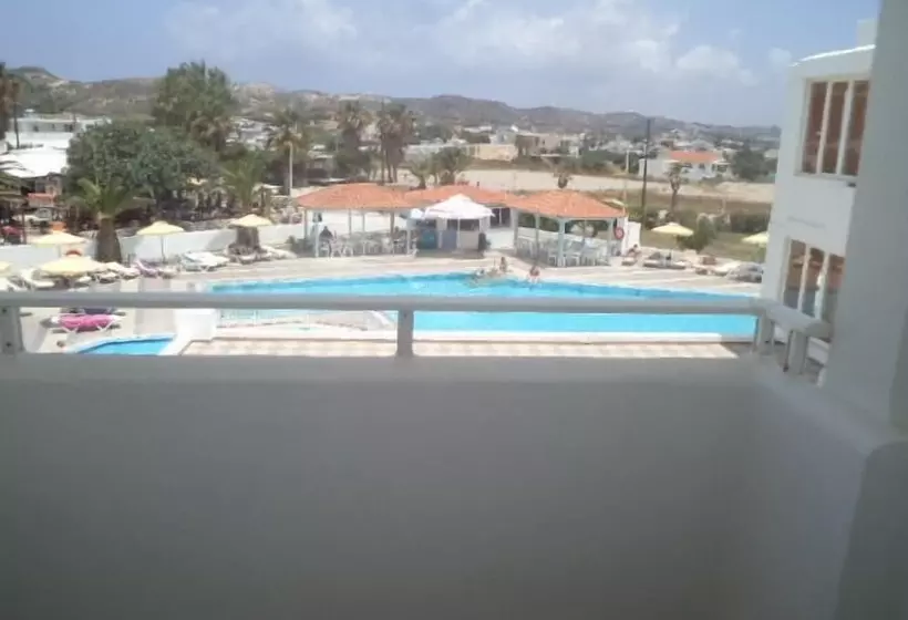 ホテル Kamari Bay