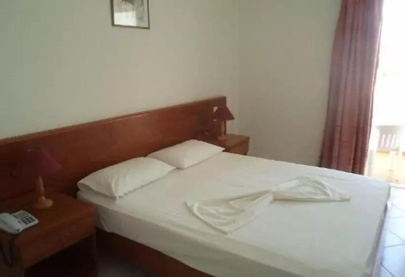 ホテル Kamari Bay