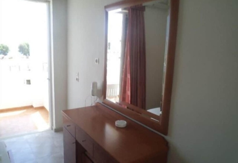 ホテル Kamari Bay