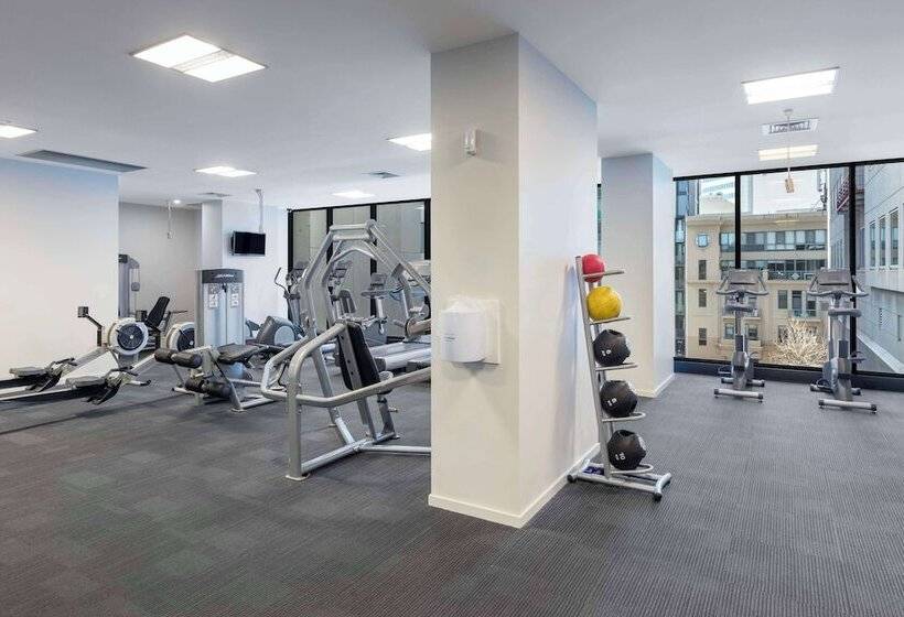 酒店 Oaks Melbourne On William Suites