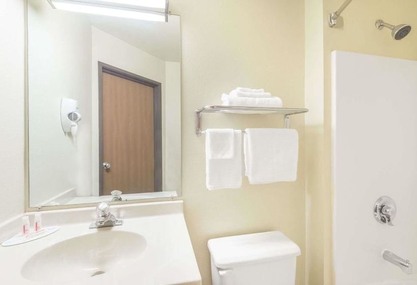 فندق Super 8 By Wyndham Louisa