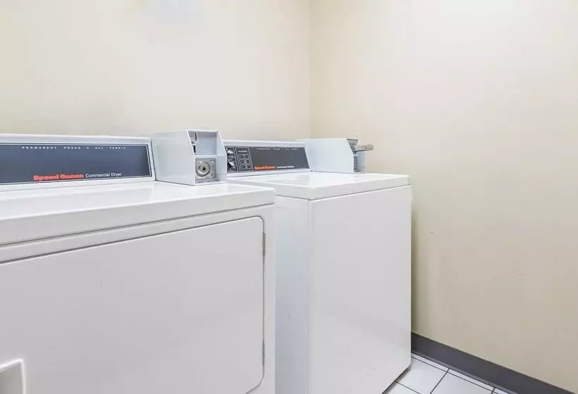 Hotel Super 8 By Wyndham Louisa