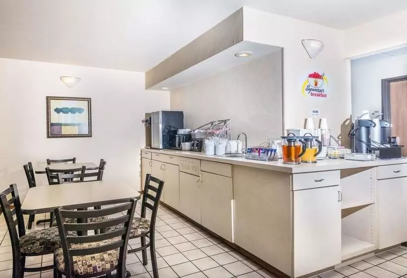 Hotel Super 8 By Wyndham Louisa