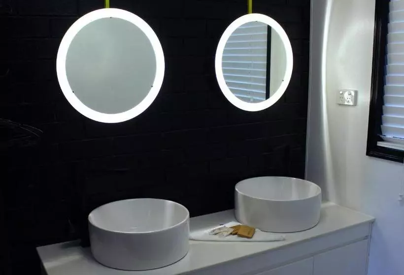 Отель Cedar Creek Lodges