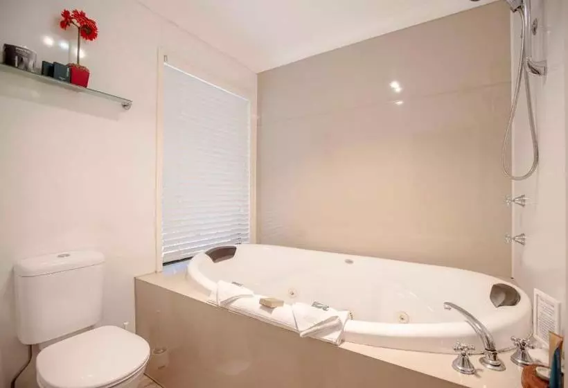 Отель Cedar Creek Lodges