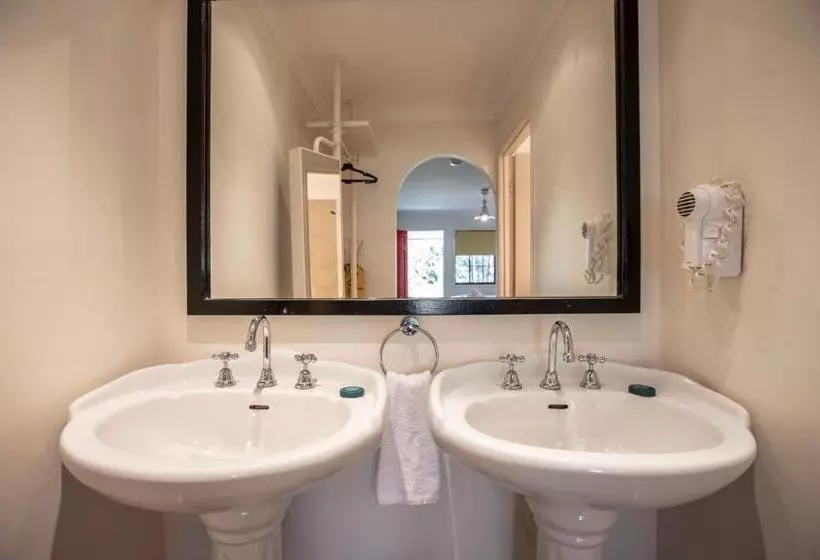 Отель Cedar Creek Lodges