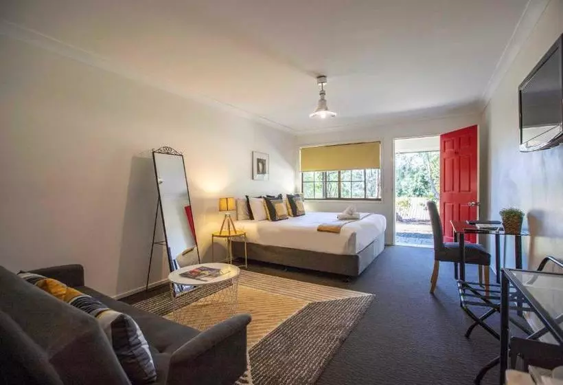 Отель Cedar Creek Lodges