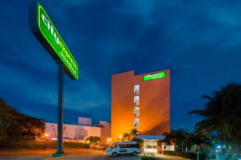 Отель City Express Junior By Marriott Ciudad Del Carmen