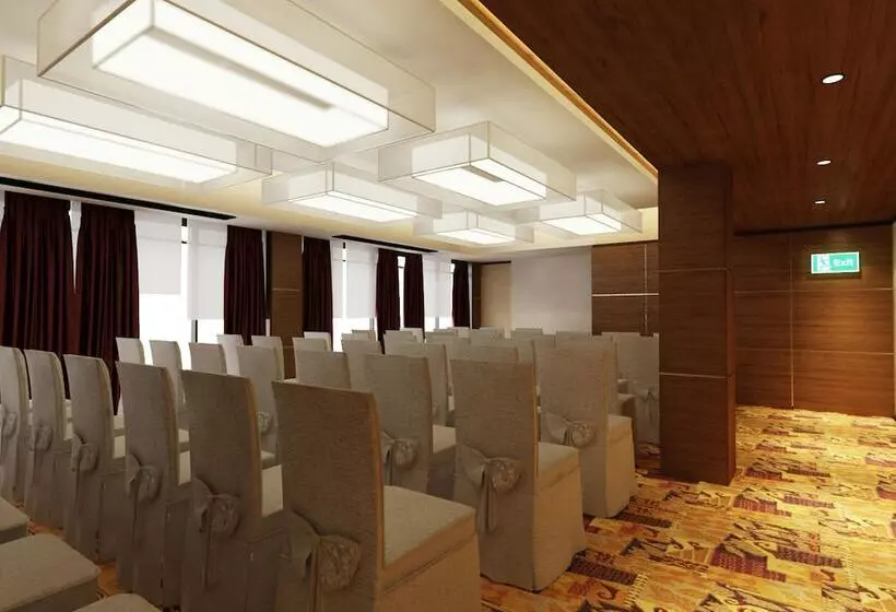 Hotel Hallmark Crown