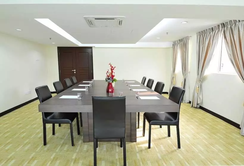 Hotel Hallmark Crown