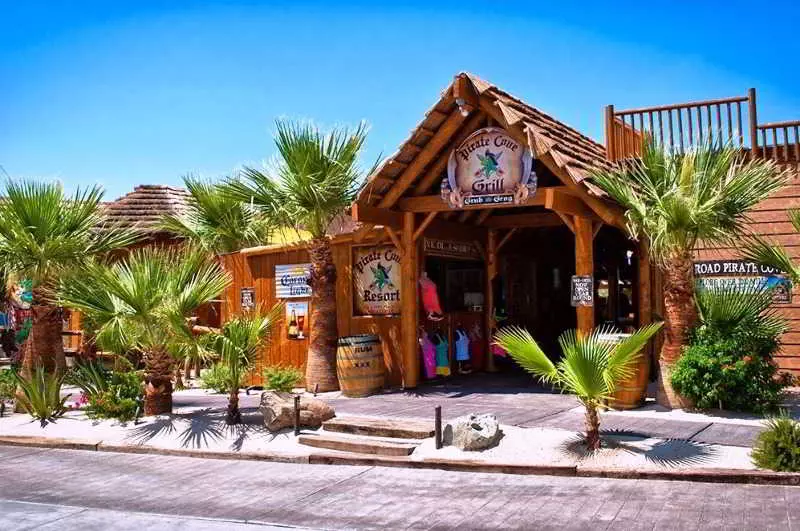 בית מלון כפרי Pirate Cove Resort & Marina